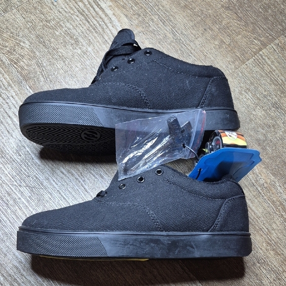 Heelys Black Sneakers Classic Minimalist Design - Picture 4 of 7